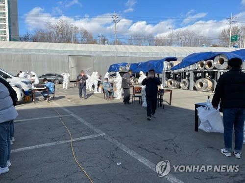 15일 귀뚜라미보일러 아산공장에서 직원들이 코로나19 검사를 받고 있다. 이곳과 관련해 천안과 아산 등 전국에서 모두 53명이 코로나19 양성판정을 받았다. <아산시 제공>